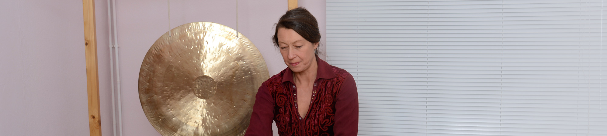 Ellen Herrmann bei der Arbeit mit Klangmassagen